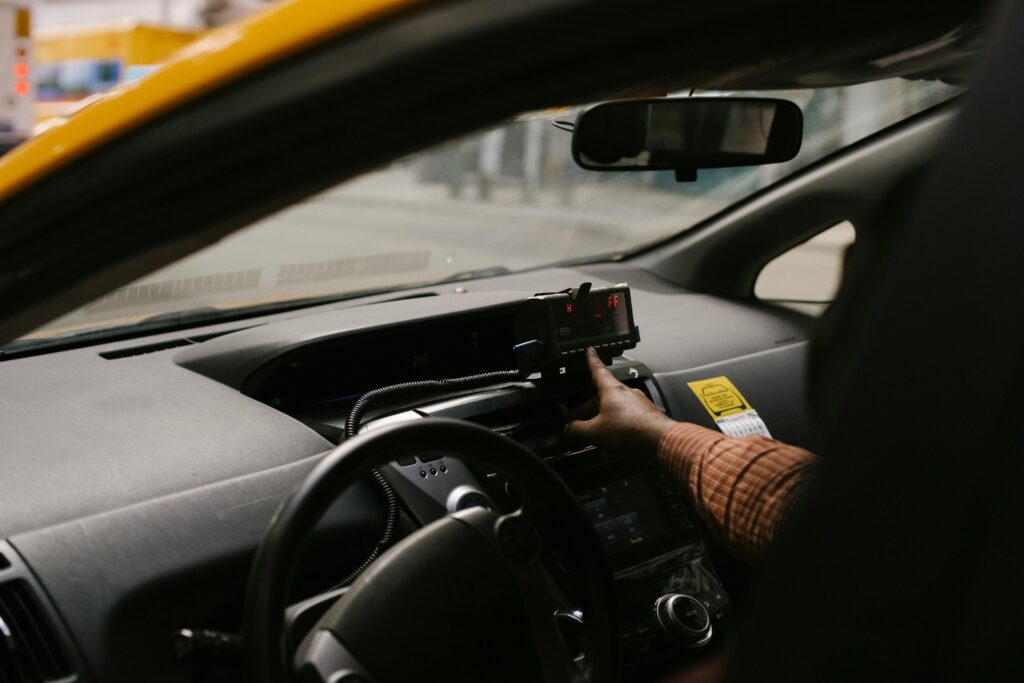 Taxi chauffeur zet meter aan