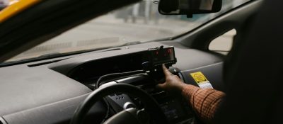 Taxi chauffeur zet meter aan